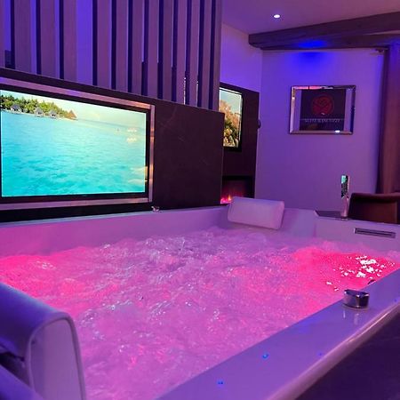 Chic & Jacuzzi Apartment Givors Exterior photo
